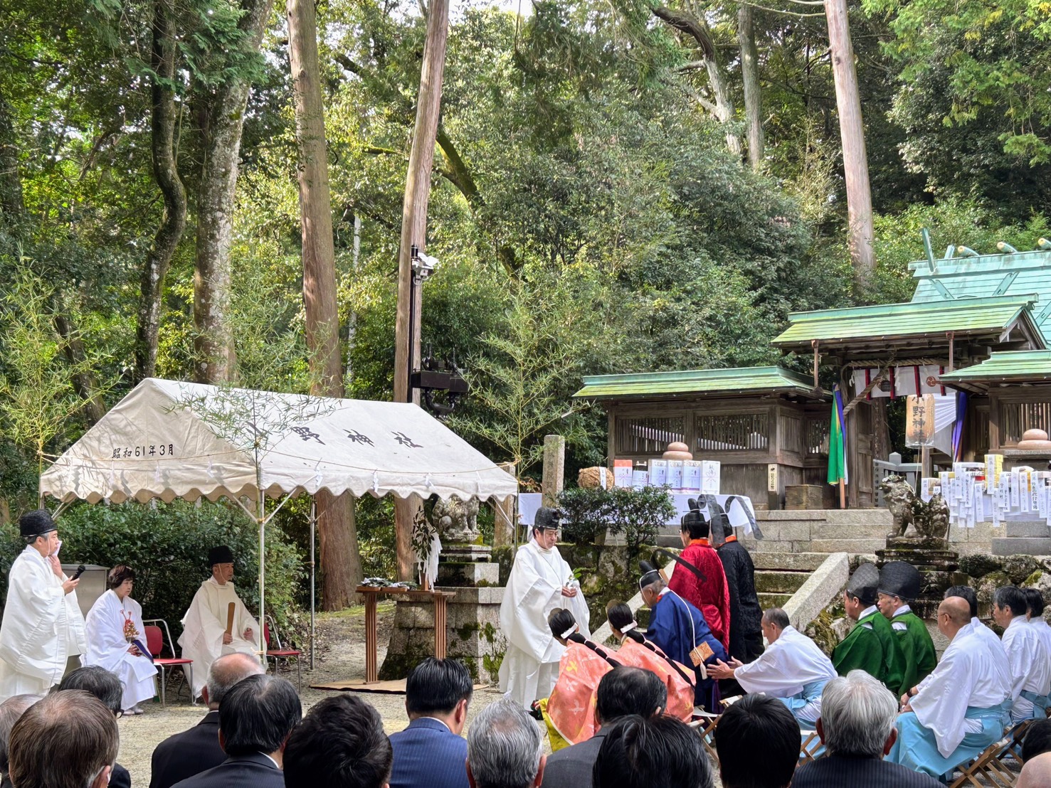 小野神社で行われたしとぎ祭の様子。参列者が拝殿前に集まる伝統行事の風景。